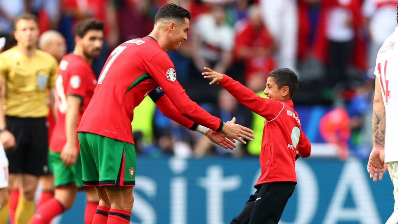 Portugal game stopped 4 times by Ronaldo fans