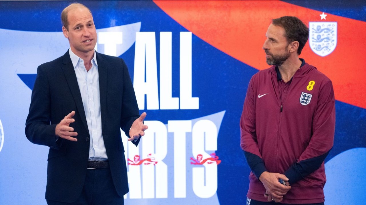 Prince William gives England squad pep talk