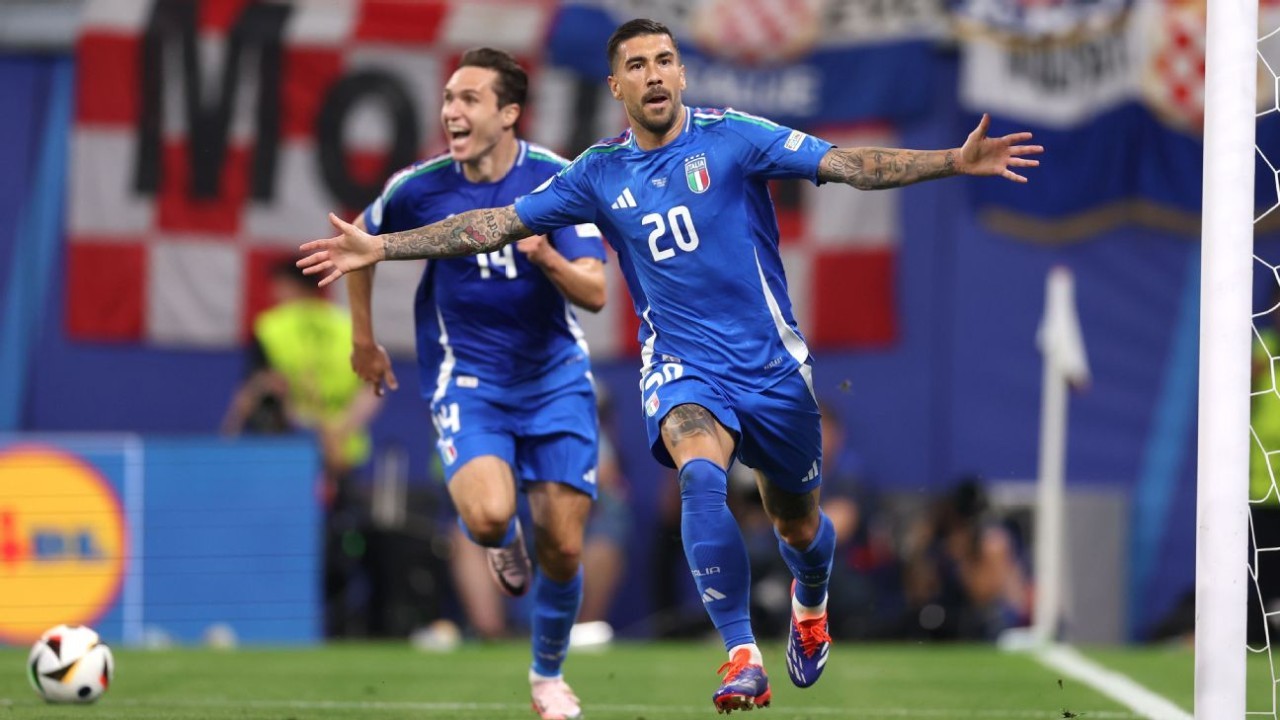 Italy stun Croatia with late goal to reach last-16