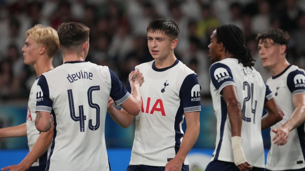 Moore, 16, grabs late goal as Spurs win in Japan