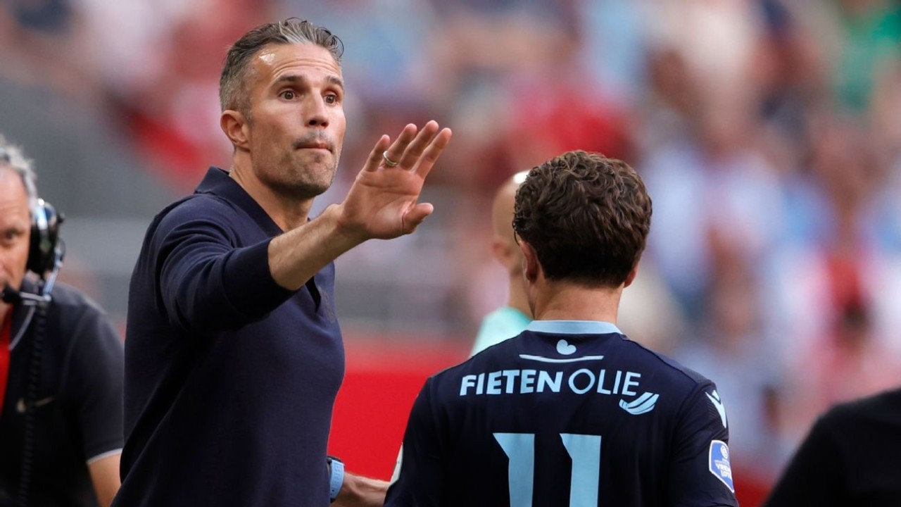 Ajax spoil Van Persie's debut with Heerenveen