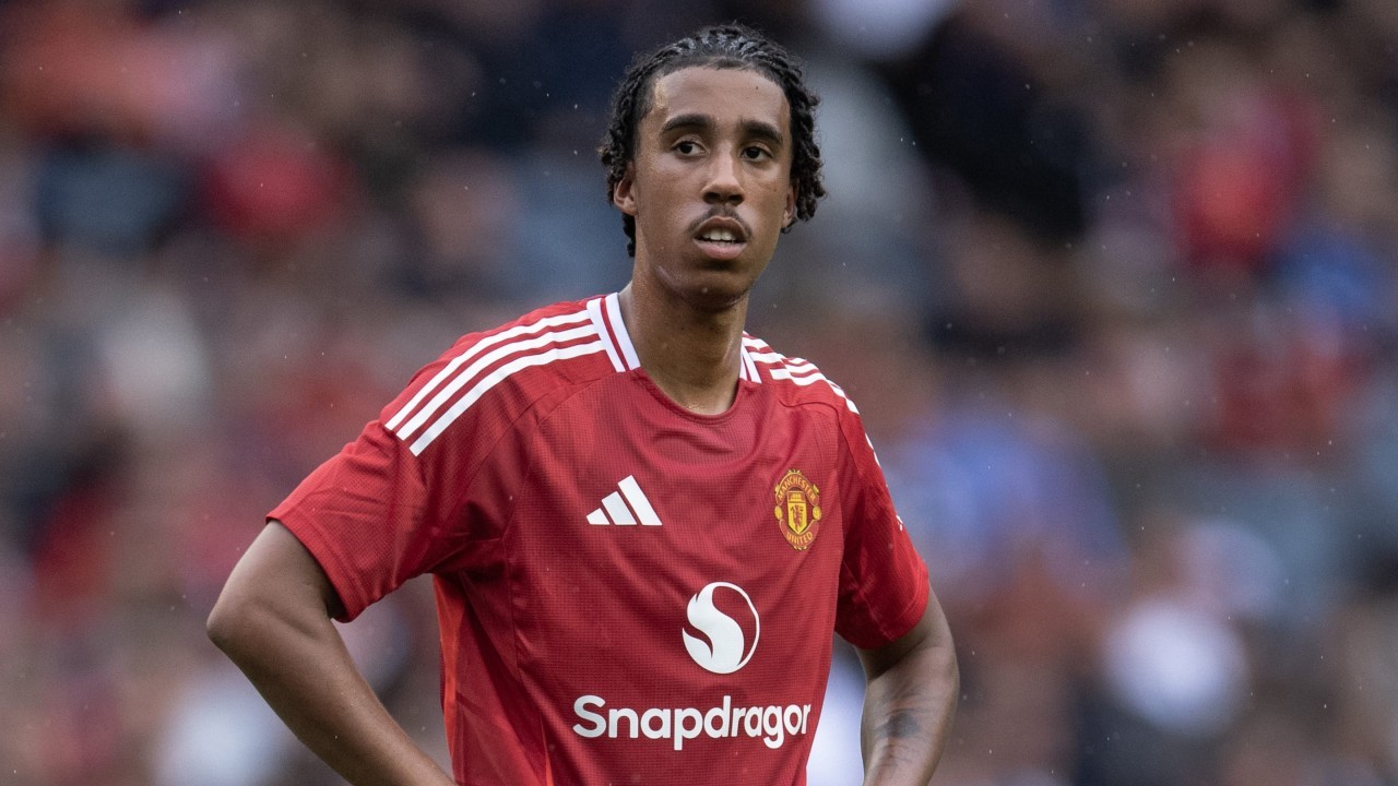 Leny Yoro sends message to Man Utd fans after injury surgery