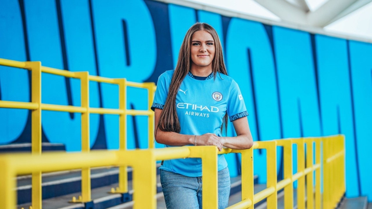 Man City youngster Gracie Prior signs first professional contract