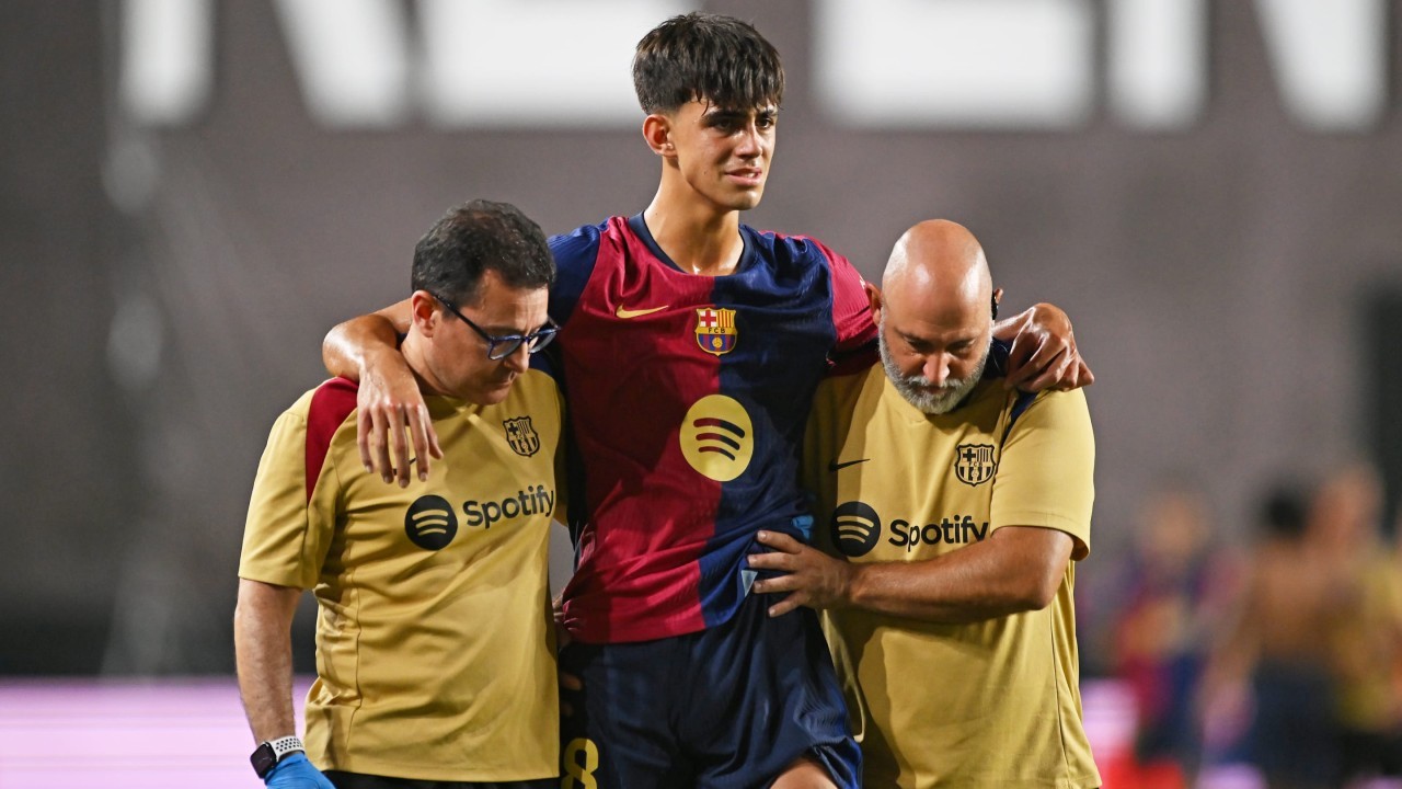 Barcelona dealt cruel ACL injury blow with midfielder feared out for season