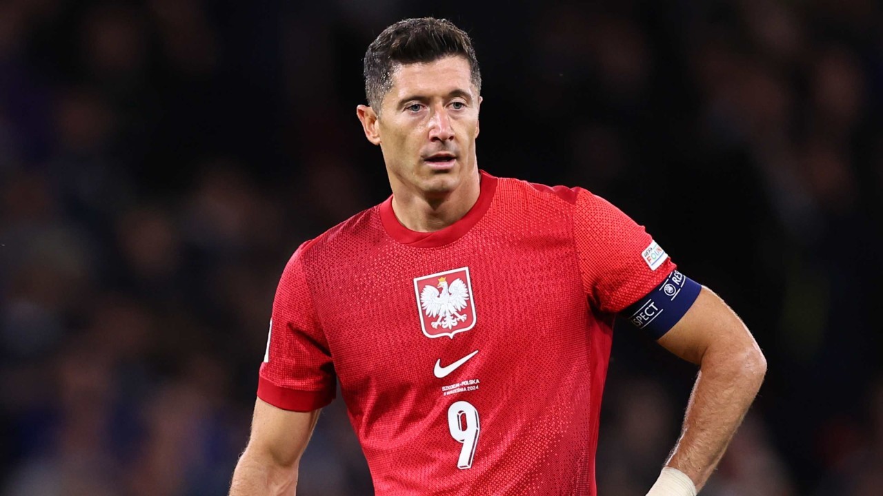 Robert Lewandowski offers worrying injury update after Poland substitution