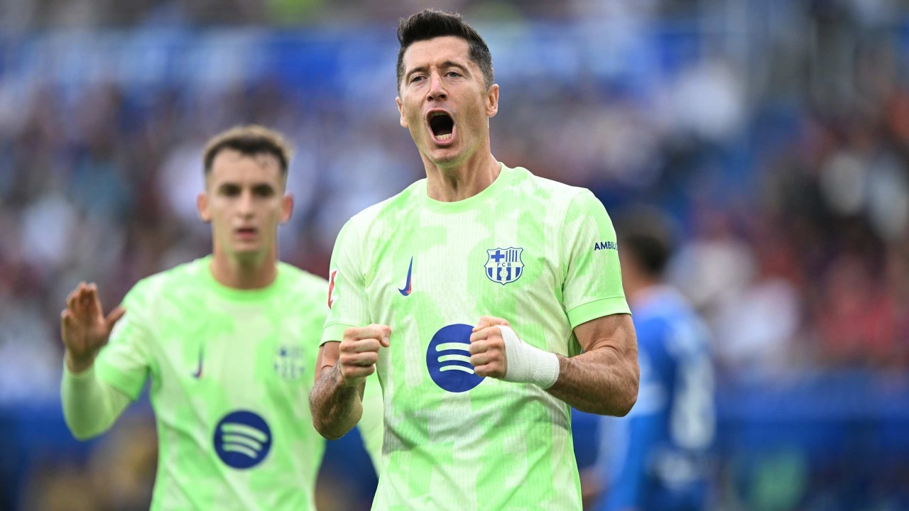 Alaves 0-3 Barcelona: Robert Lewandowski hat-trick earns Barca easy win