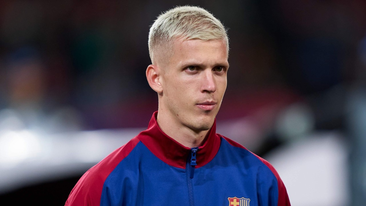 Barcelona sporting director offers frustrated response to Dani Olmo registration question